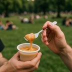 Pudding mit der Gabel essen