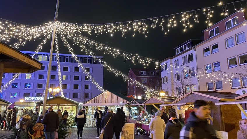Bremerhaven startet ins Adventsfeeling: Die „Kleine Weihnachtswelt“ öffnet auf dem Theodor-Heuss-Platz