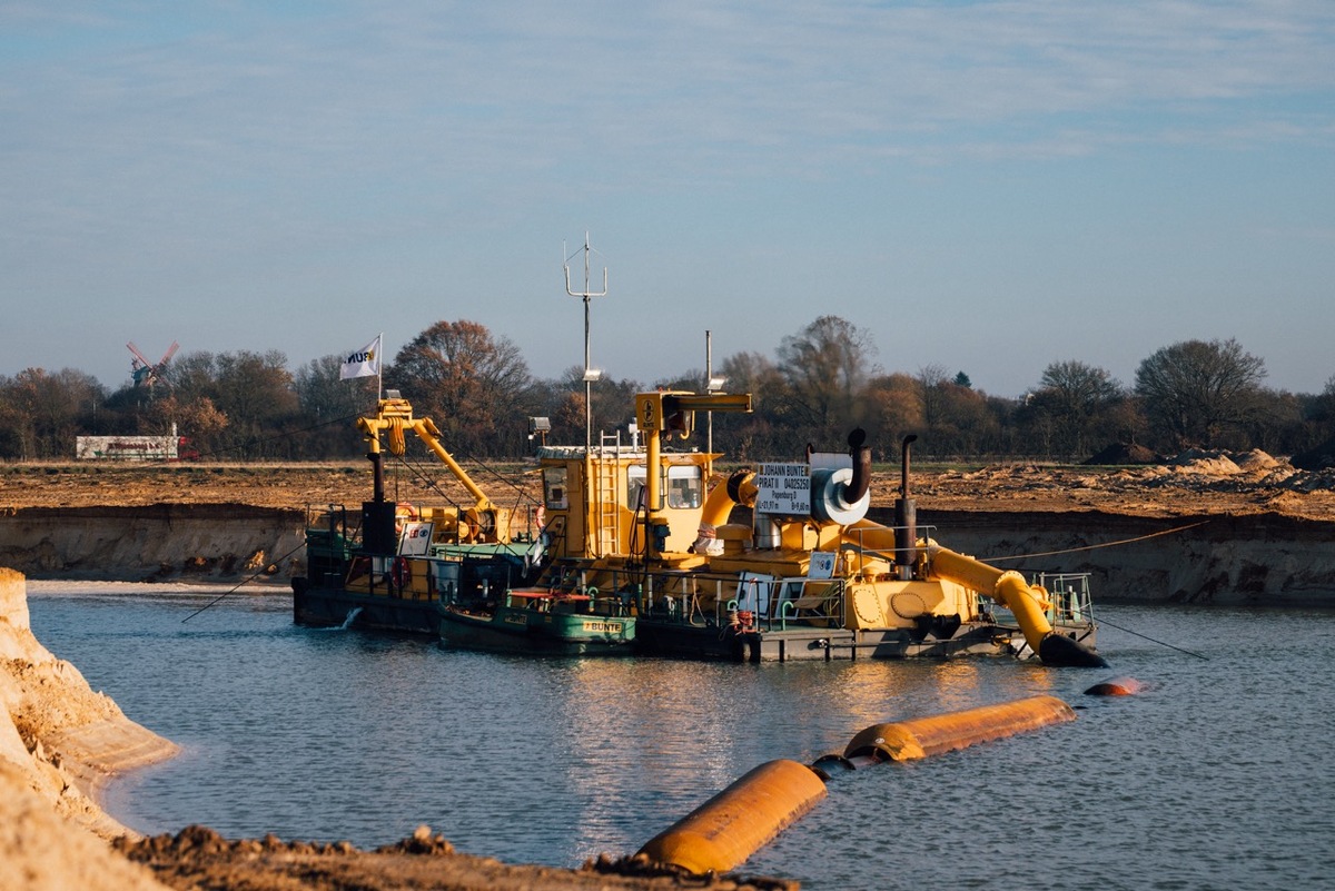 Riesiger Spülbagger im Einsatz: So wächst der Gewerbepark Hansalinie weiter