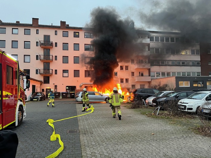 Vier Autos brennen aus: Feuerwehreinsatz am Morgen in Bremerhavener Innenstadt