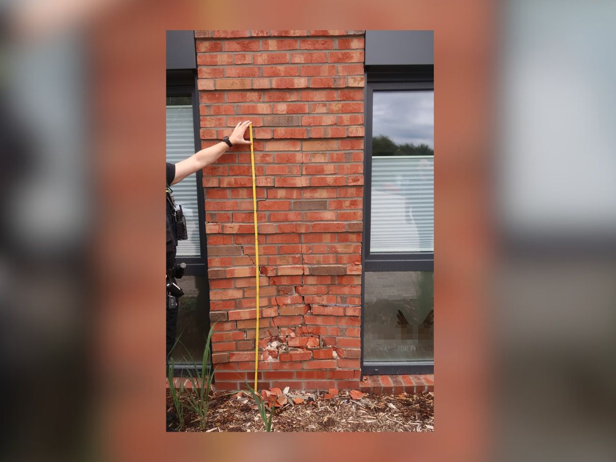 SUV kracht in Hauswand: Schaden von rund 30.000 Euro in Delmenhorst