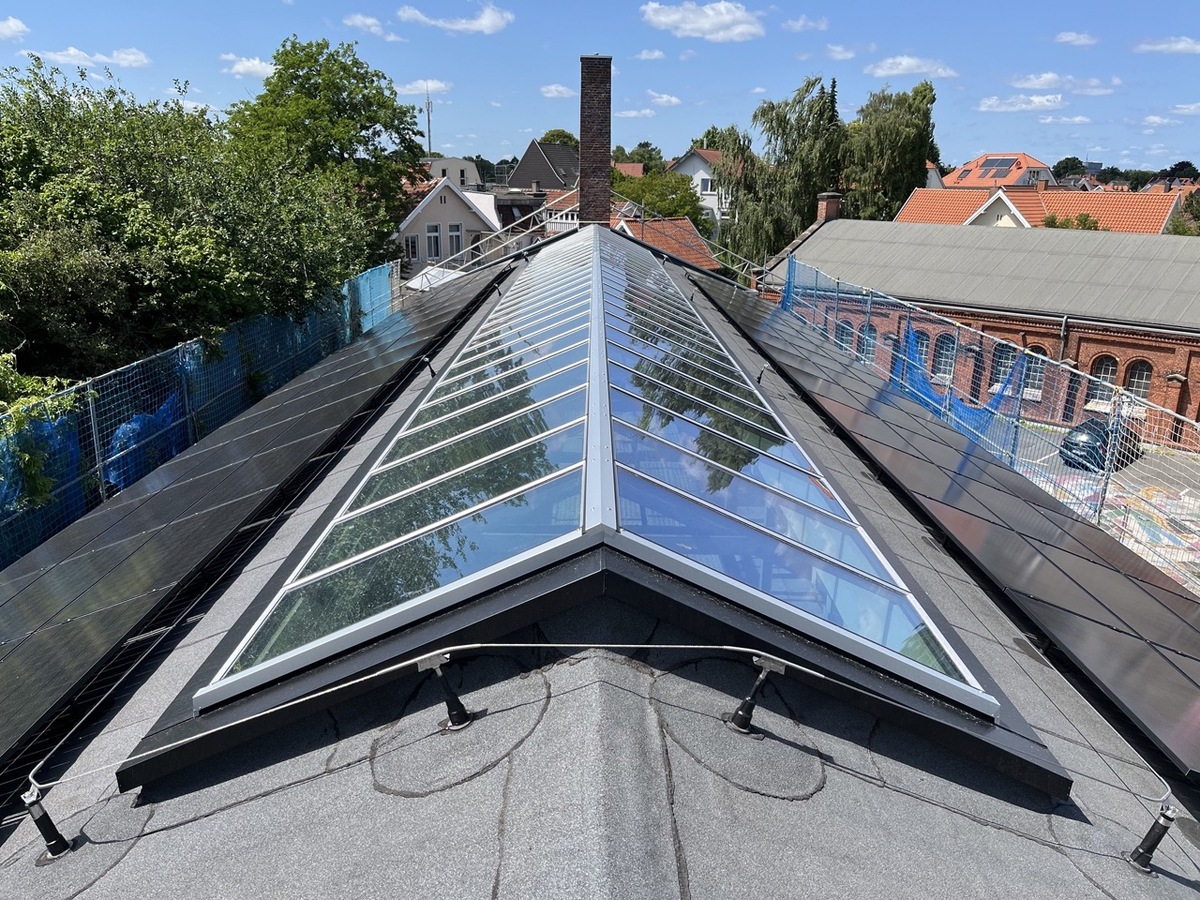 Sonnenenergie auf der Baustelle: Alte Maschinenhalle setzt Zeichen für Klimaschutz und Denkmalschutz