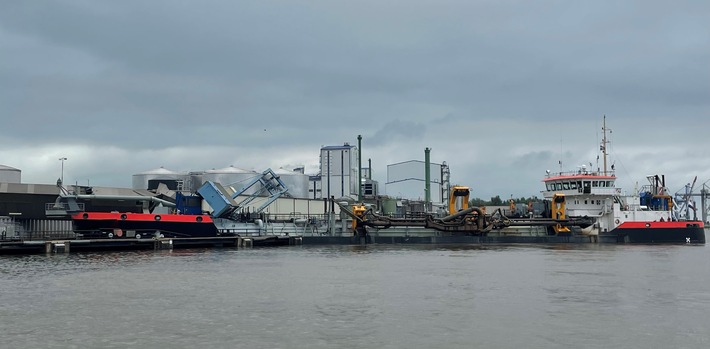 Kollision im Braker Hafen: Kran stürzt auf Baggerschiff – erheblicher Sachschaden
