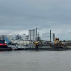 Kollision im Braker Hafen: Kran stürzt auf Baggerschiff – erheblicher Sachschaden