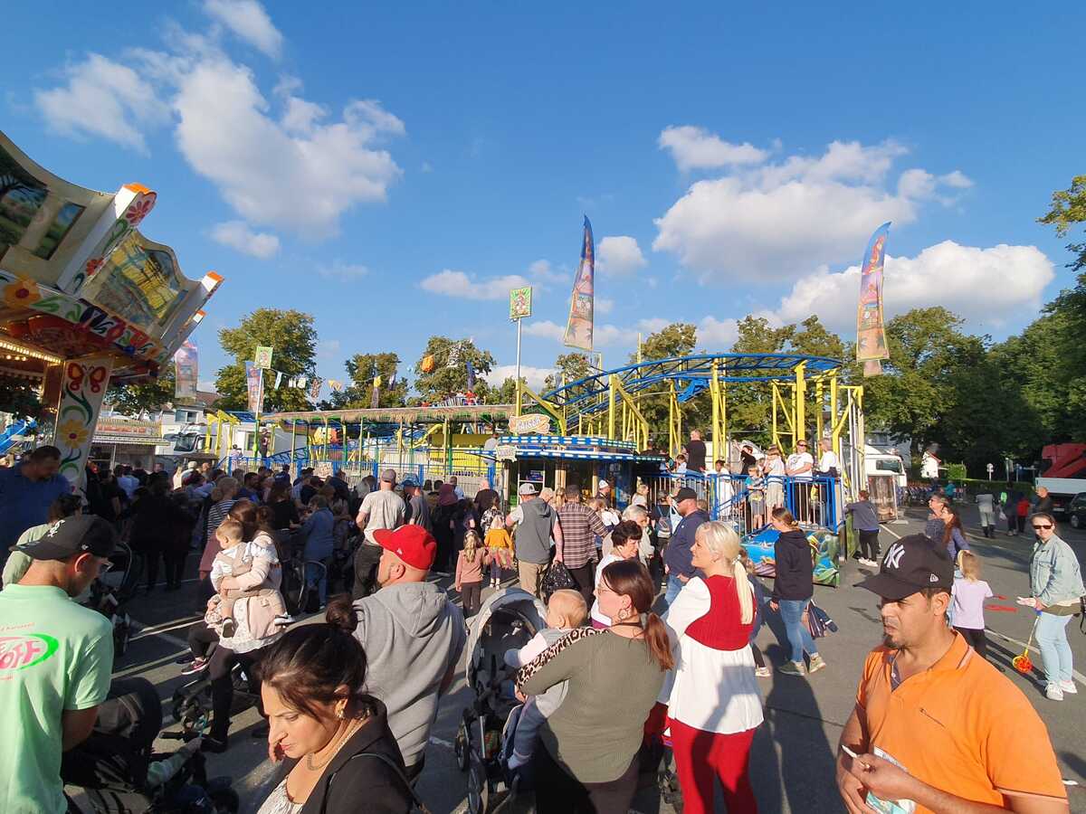 Klick rein und dreh durch! Der Vegesacker Markt 2025 wird bunt, laut und voller Highlights 🎡🍭