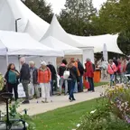 Ein breites Angebot an Produkten aus dem Pflanzen- und Obstanbau, eine große Apfelausstellung und Sortenbestimmung und die einzigartige Marktatmosphäre im Park der Gärten sind die Grundpfeiler des seit Jahren überaus beliebten Herbstmarktes. Auch dieses J