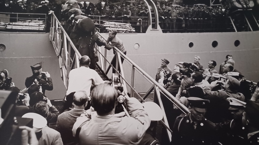 Der legendäre Augenblick: Elvis Presley geht in Bremerhaven an Land. An der Gangway klammert Helge Rothenberg für ein Autogramm – er bekam es nicht. ©Archiv