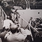 Der legendäre Augenblick: Elvis Presley geht in Bremerhaven an Land. An der Gangway klammert Helge Rothenberg für ein Autogramm – er bekam es nicht. ©Archiv