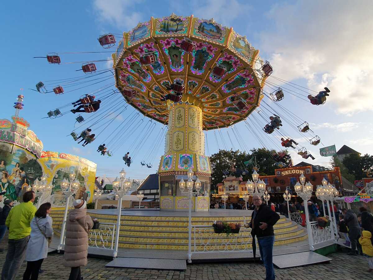 Wellenflug auf dem Bremer Freimarkt – Nostalgie und Nervenkitzel in luftiger Höhe 🎡