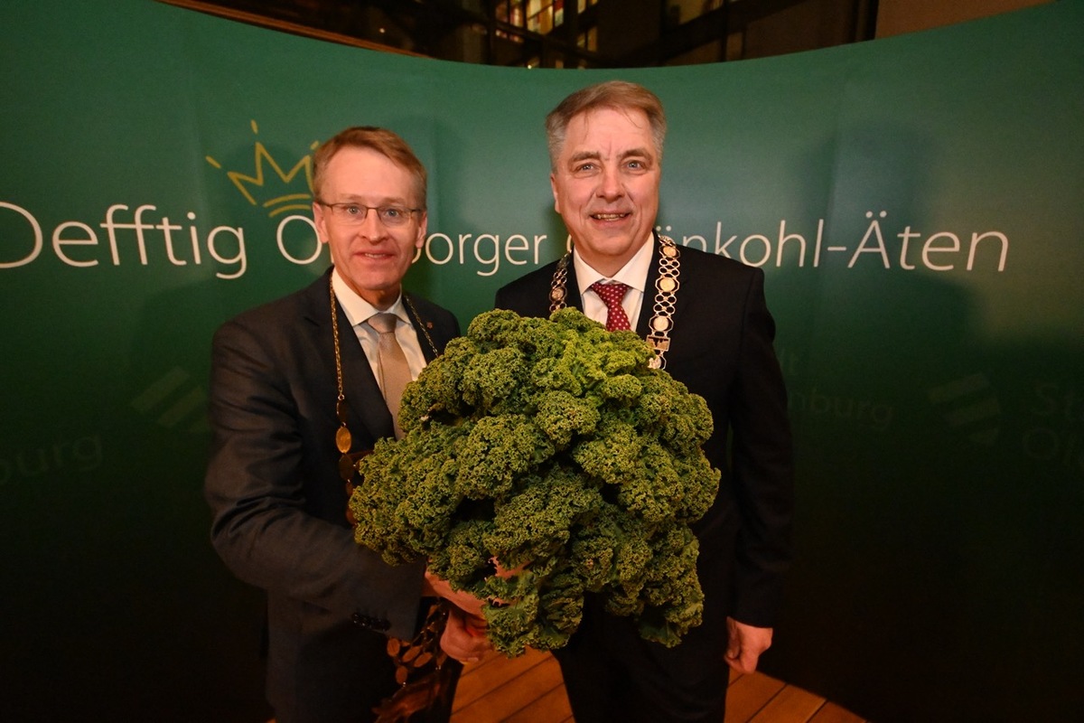 Überraschungsbesuch auf dem Kramermarkt: Kohlkönig Daniel Günther steigt in die Kutsche 🎉