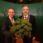 Überraschungsbesuch auf dem Kramermarkt: Kohlkönig Daniel Günther steigt in die Kutsche 🎉